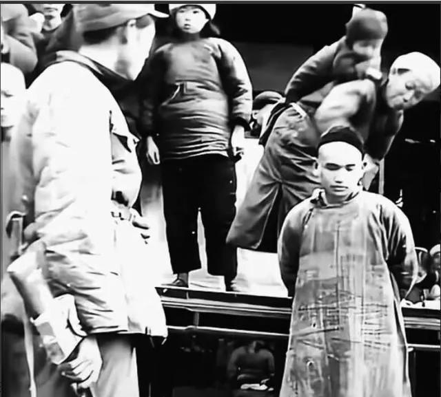 秦改朝听见那句“俺不讹你”，脖子一缩、手往袖口里蹭——这动作他熟，峭河村被活埋的