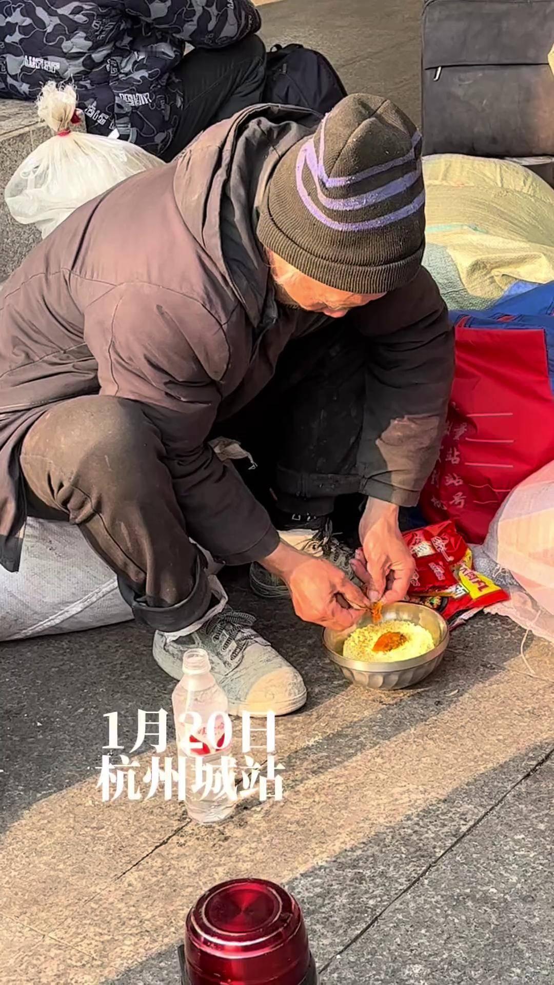 大叔春运候车为省4元钱，吃1块钱的袋装方便面
春运候车室的一角，一位中年大叔的身