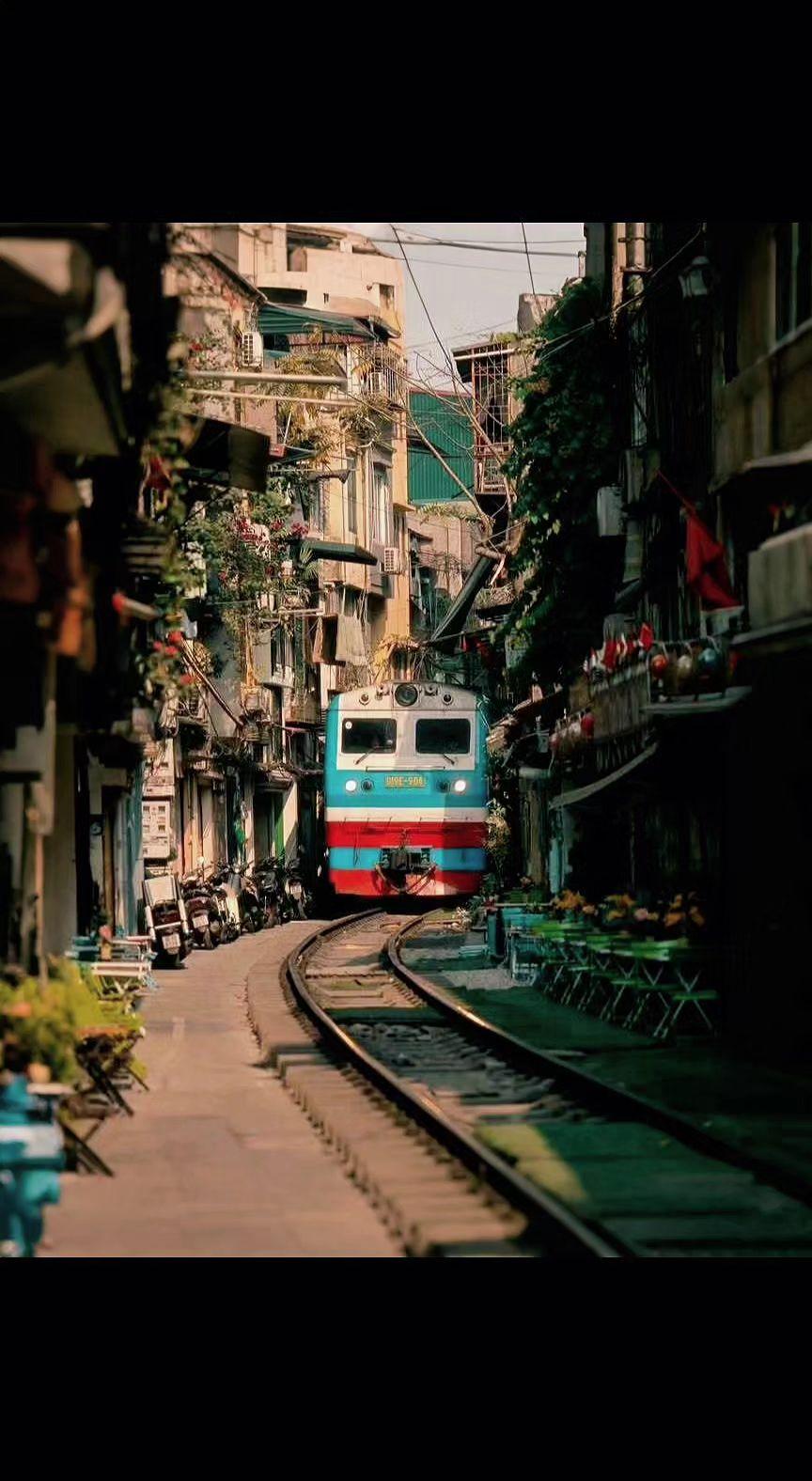 🚂老巷子把时光磨成铁轨，蓝红火车撞碎斑驳光影✨。市井烟火里，故事正轰隆驶过🌿