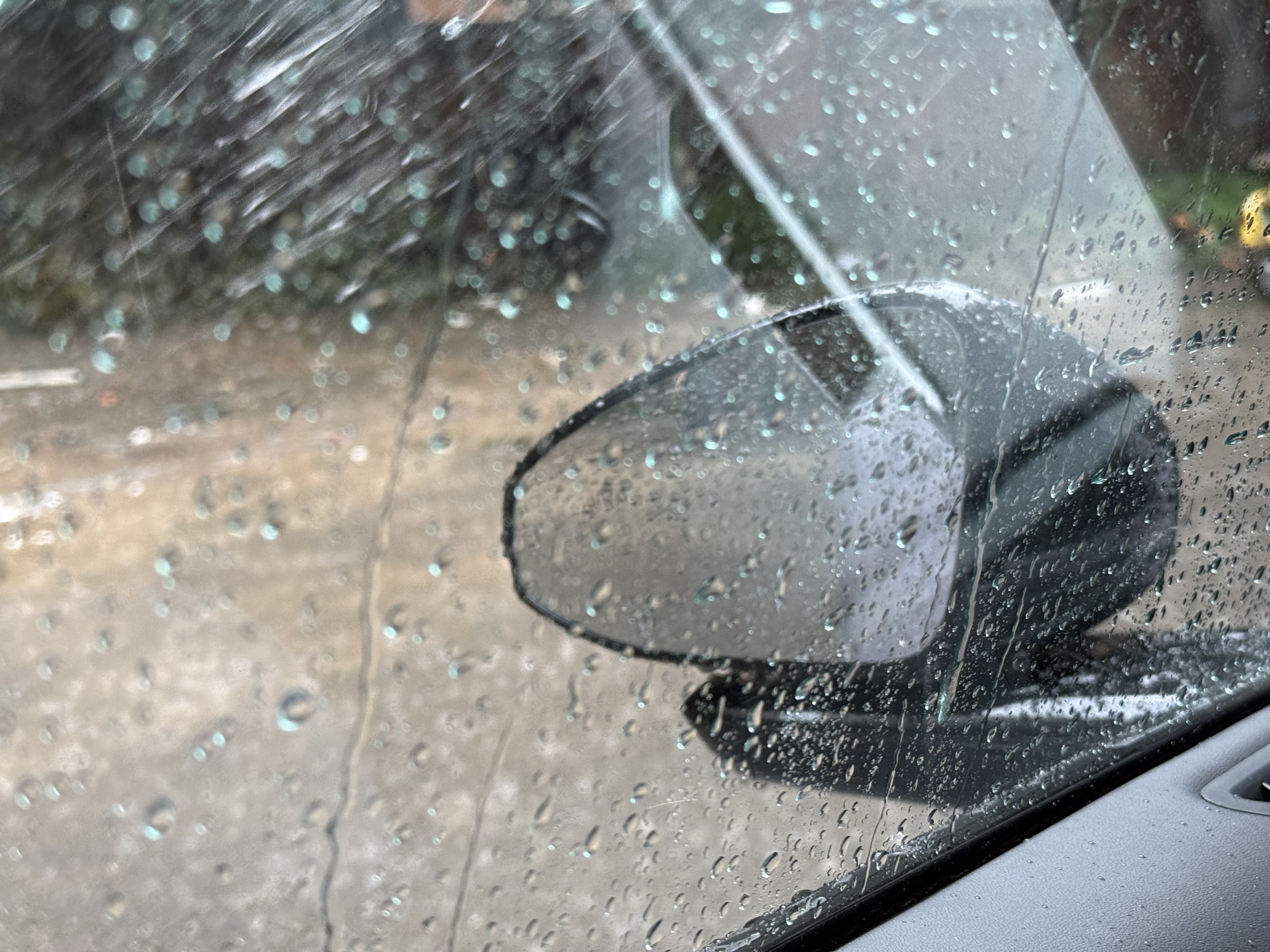 湖北暴雨大暴雨特大暴雨来袭武汉这雨也算是终于下下来了，不过下到了早高峰[笑cry