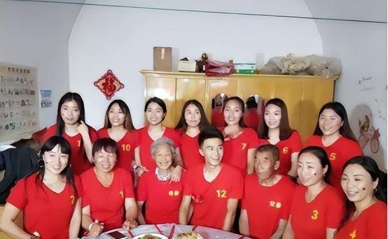 1996年，山西一对夫妻，生了11胎全是女儿，夫妻俩不信邪，于是在1996年生下