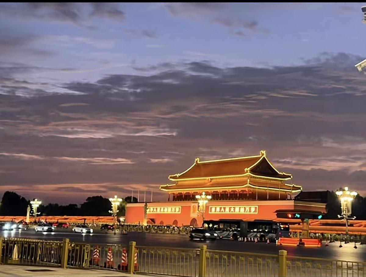 夜晚的北京，多么明亮，多么辉煌。

北京之旅结束了，这几天花钱有点猛，要支棱起来