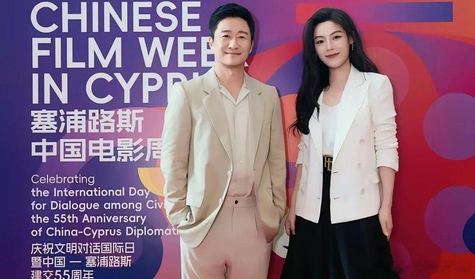 吴京和陈丽君参加国外电影节。褪去刀马和阿育娅的装扮，整个青春靓丽了。武侠片是最容