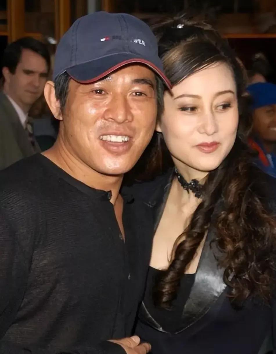 李连杰和利智看起来真是一对金童玉女，让人羡慕。但一想到他的前妻黄秋燕离婚后过得不