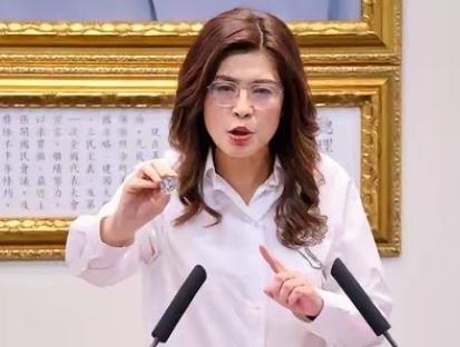 中国"国民党主席"郑丽文发表声明。
 
7月1日这天，郑丽文在国民党中常会上拿出