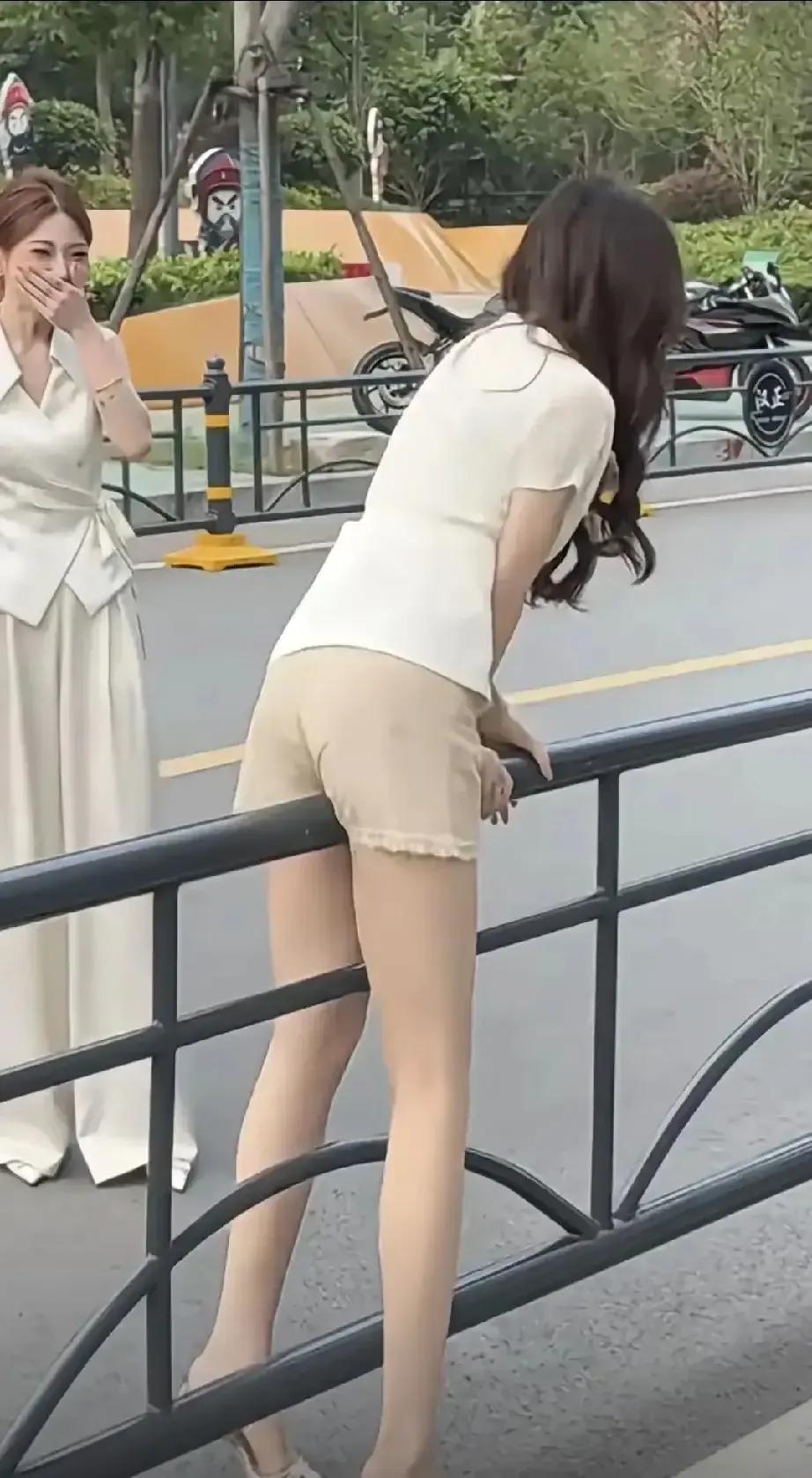 骂？
揍？
赶出家门？
    都不行！那就去验个DNA吧！
    同事大伟四