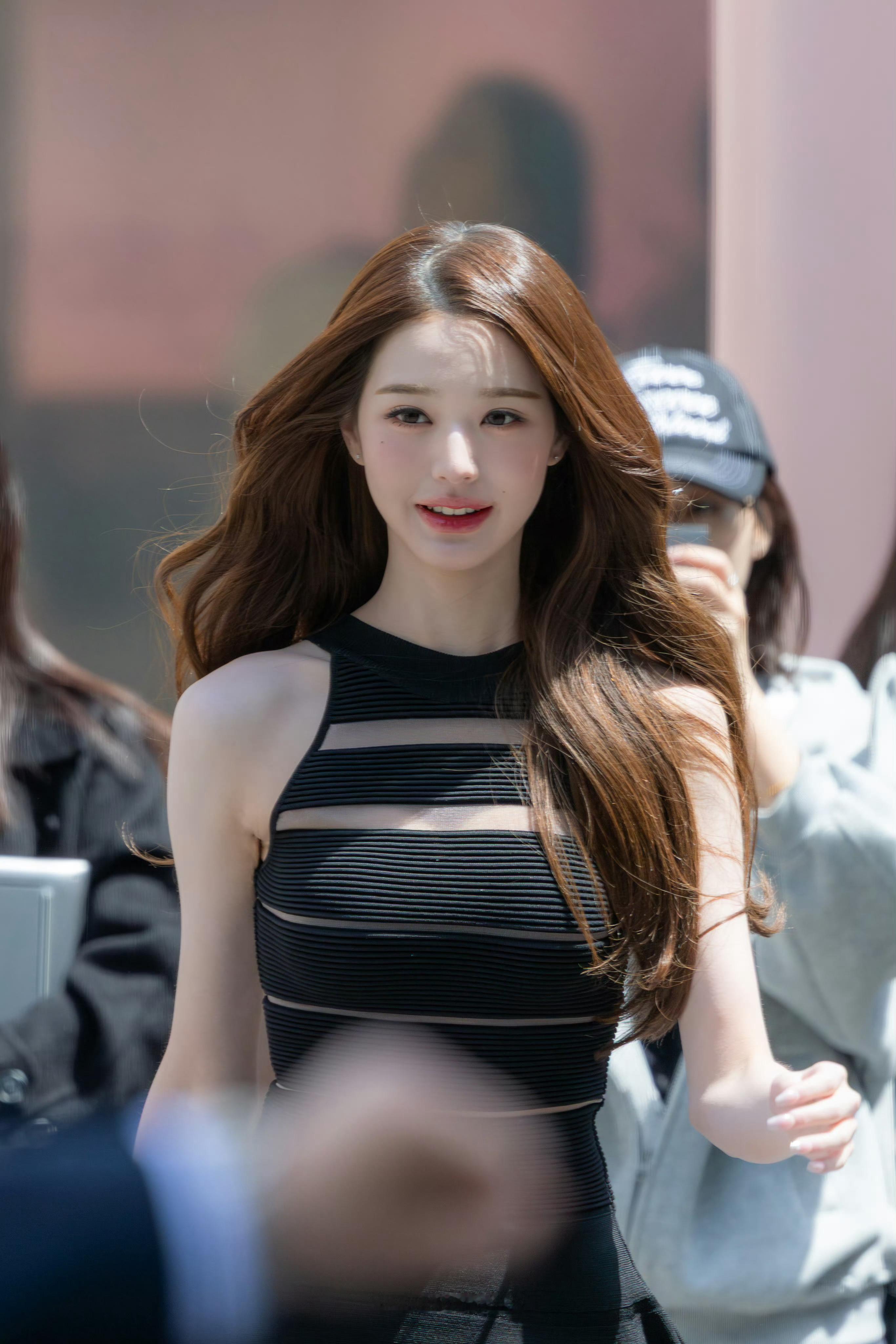 顶光下眉毛和睫毛纹理都看得一清二楚 完全水蜜桃… 