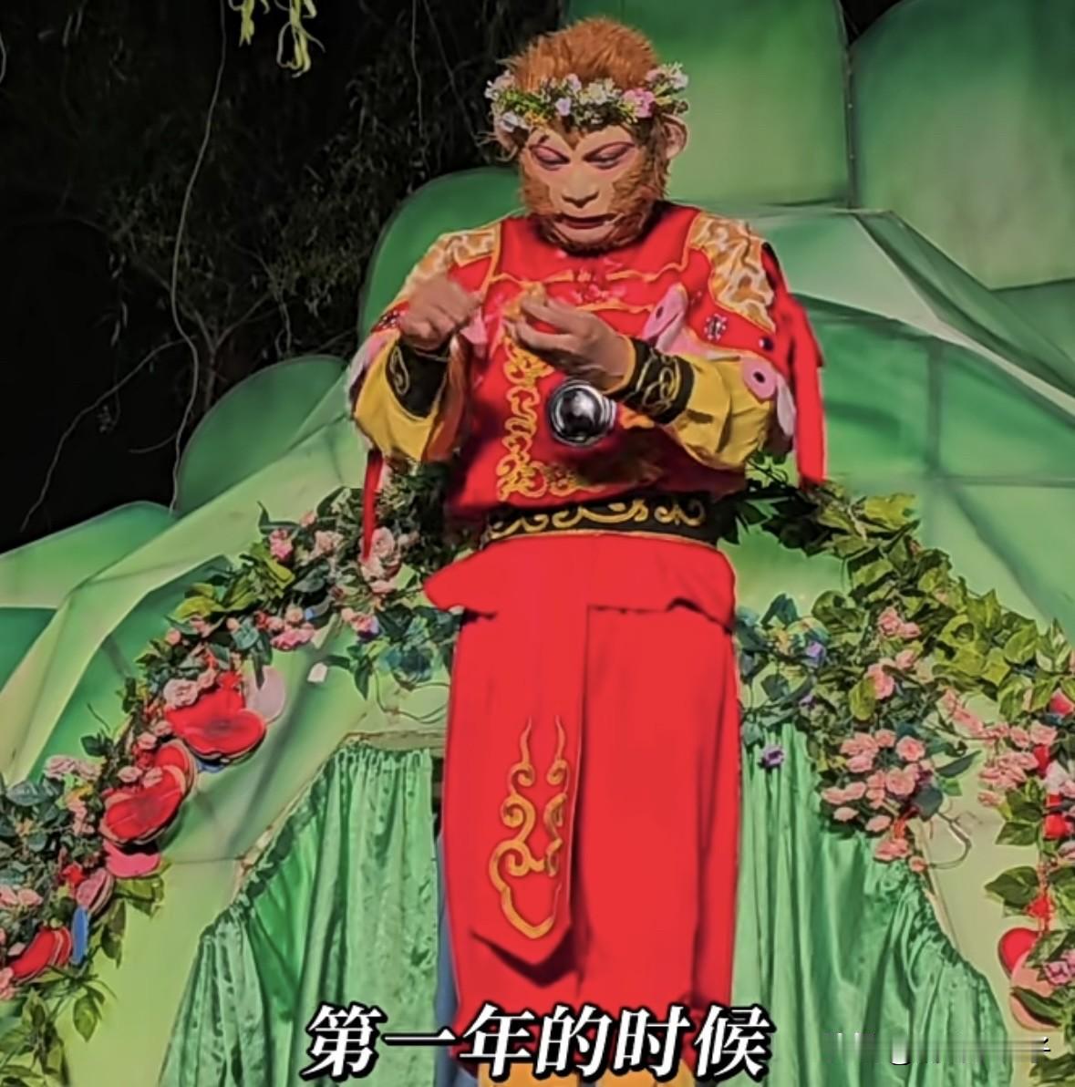 好家伙，第一年猴哥差点被你们给喂死了[捂脸]
最近长春雪饼猴在和观众互动的时候边