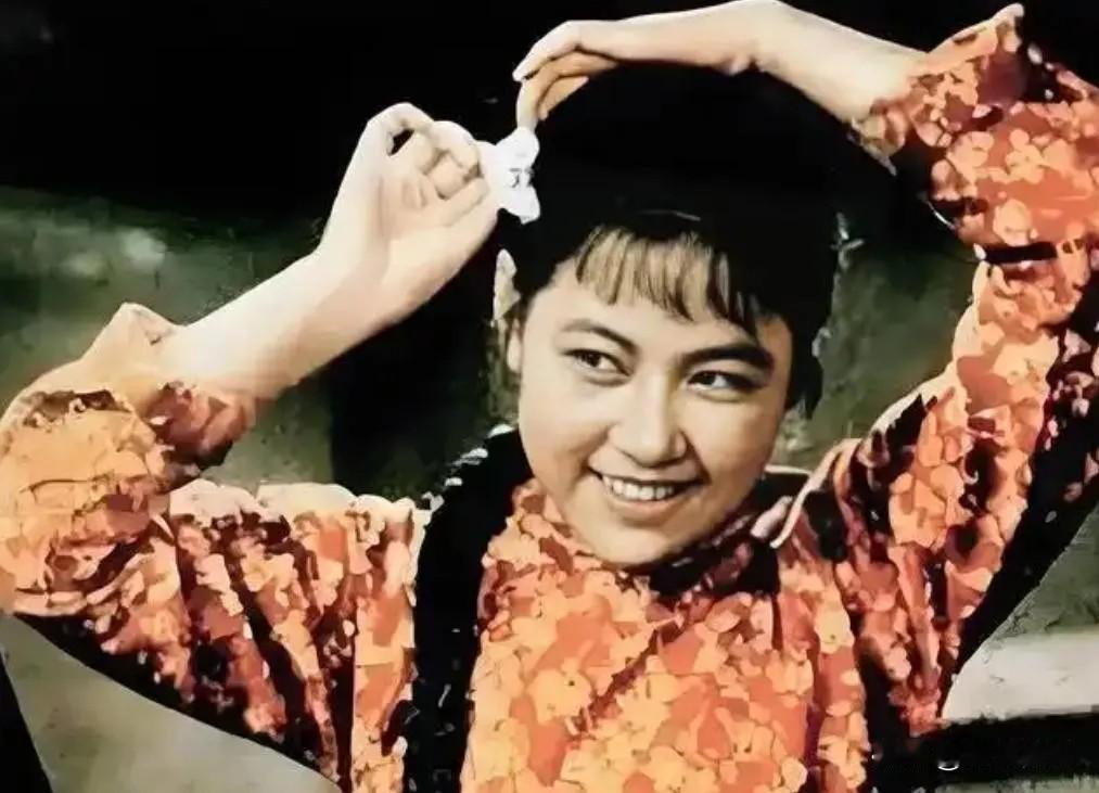 追她的人，据说能从北京排到南京一堆的首长，一堆的大领导，削尖了脑袋想把这位红遍全