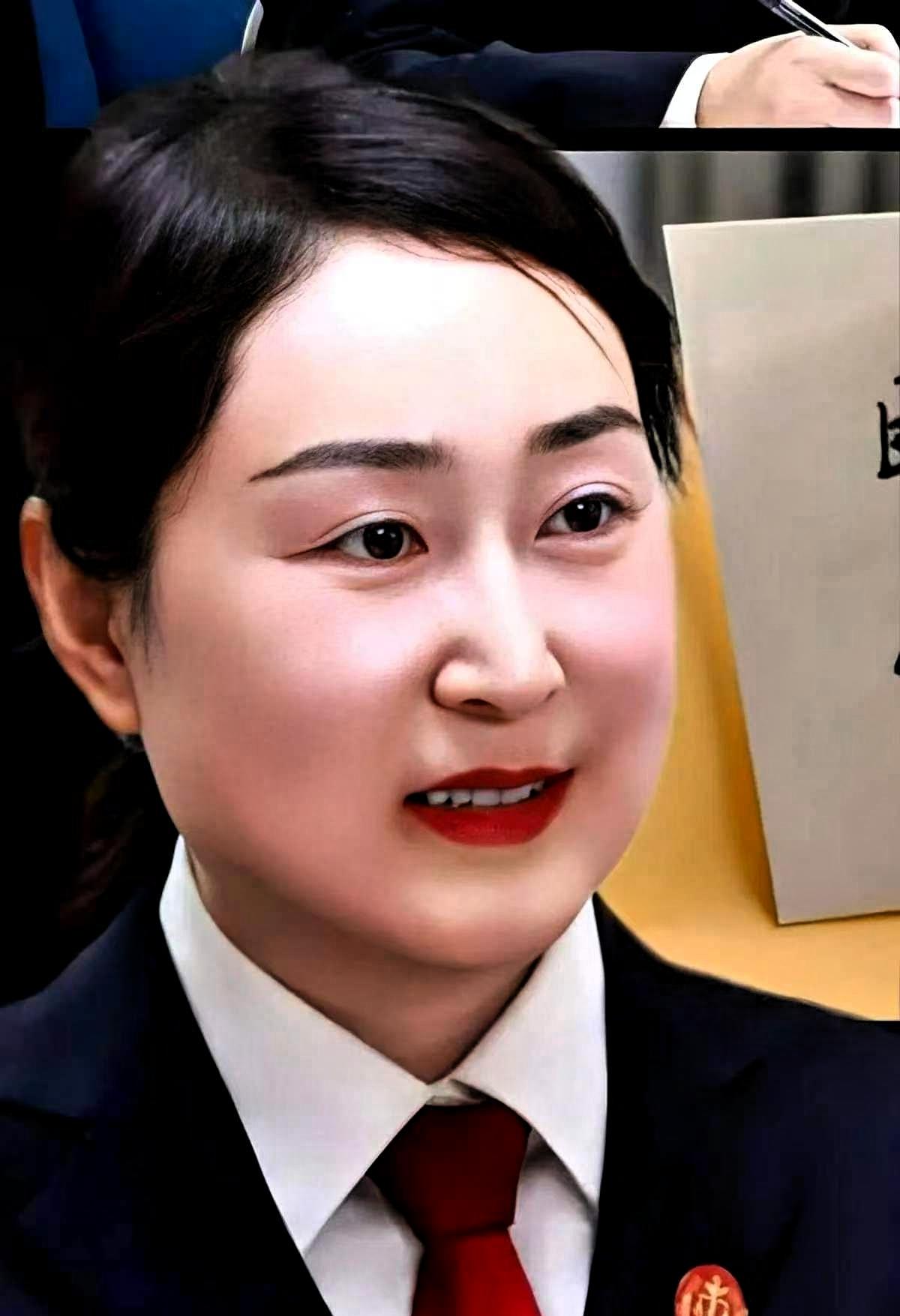 宝鸡有位女法官，龚培静。
前脚刚办完一批扫黑除恶的大案，卷宗摞起来比人都高，后脚