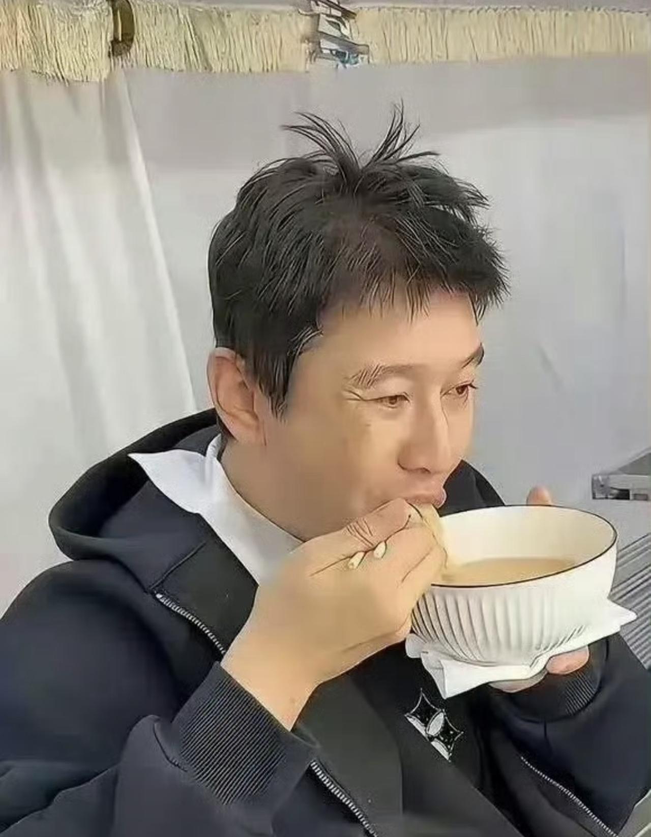 发现没有，黄晓明之所以显老主要是他的头发，身价上亿都救不了的头发，不如就替光头呢