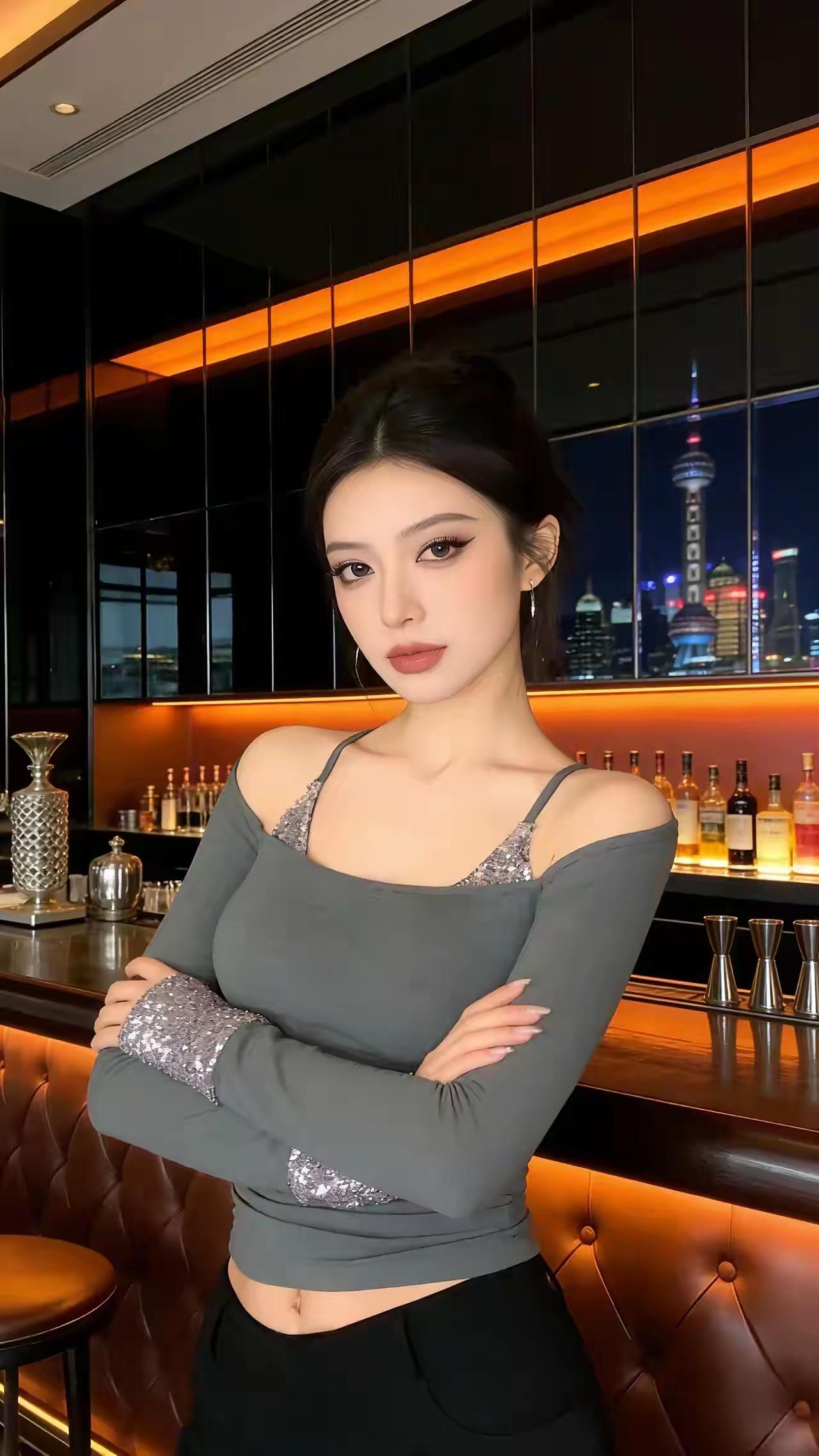 柜台前的穿搭摆拍