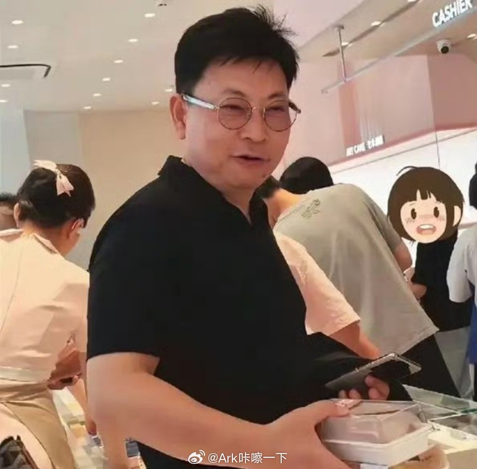 为什么这么多博主在猜老余手上的是Mate80，这不明明是Pura X吗[柯基] 