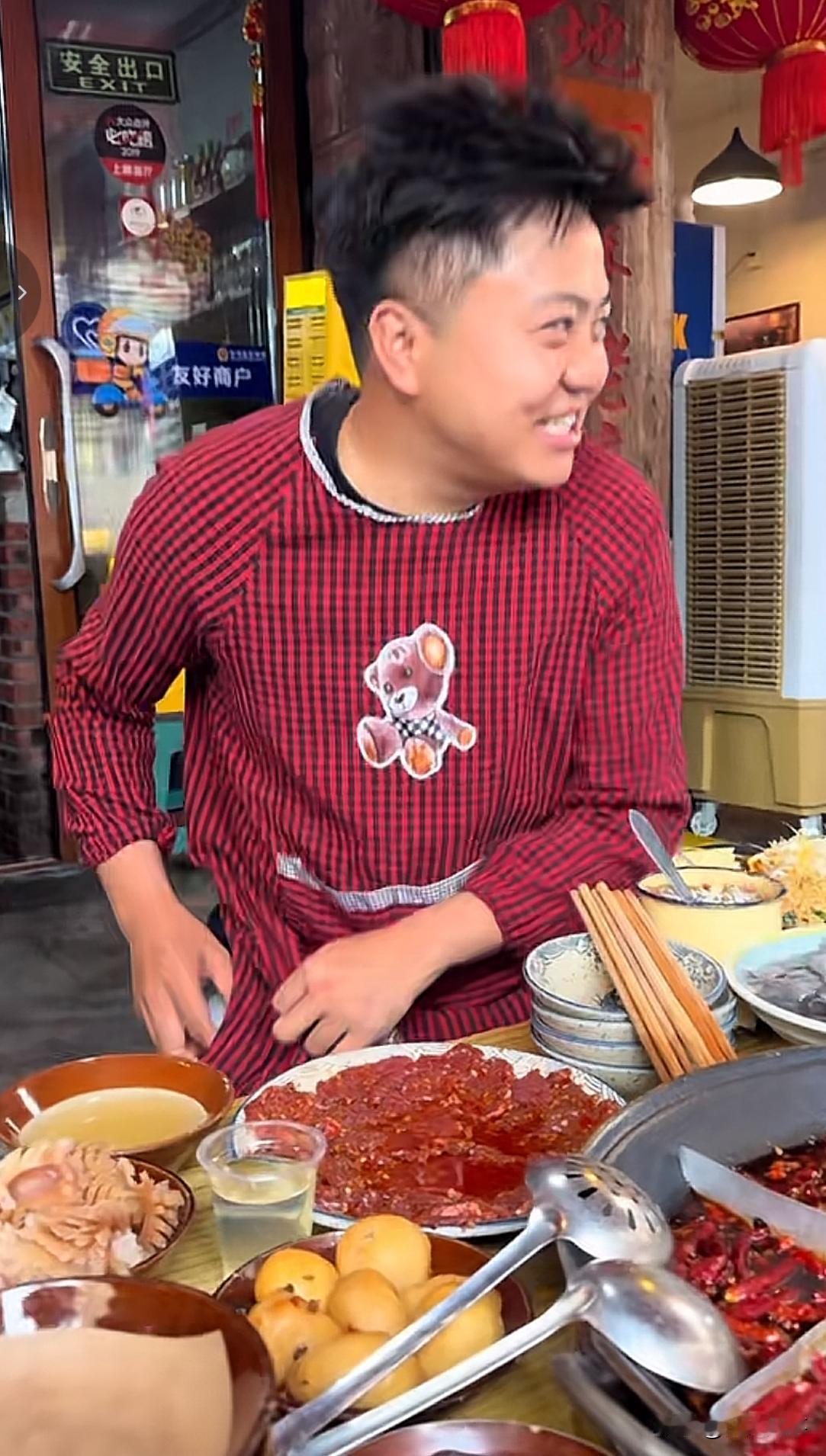 自从李要得火了之后，我们可以发现：无论他在哪里出现，都会迅速有人围上来搭讪、拍照
