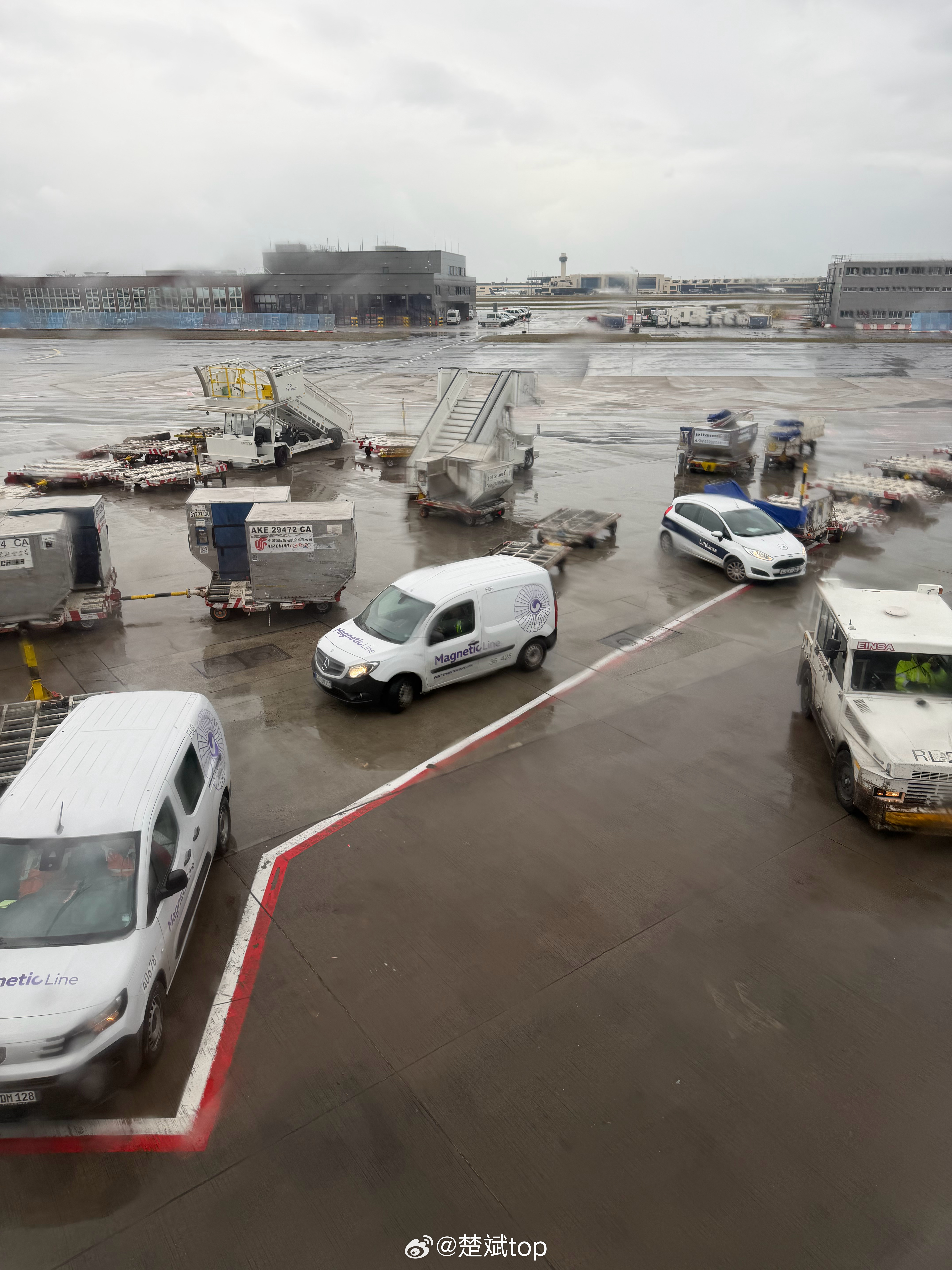 又要失联9个小时了，咱们回国再见！外面下着小雨，我在想着你