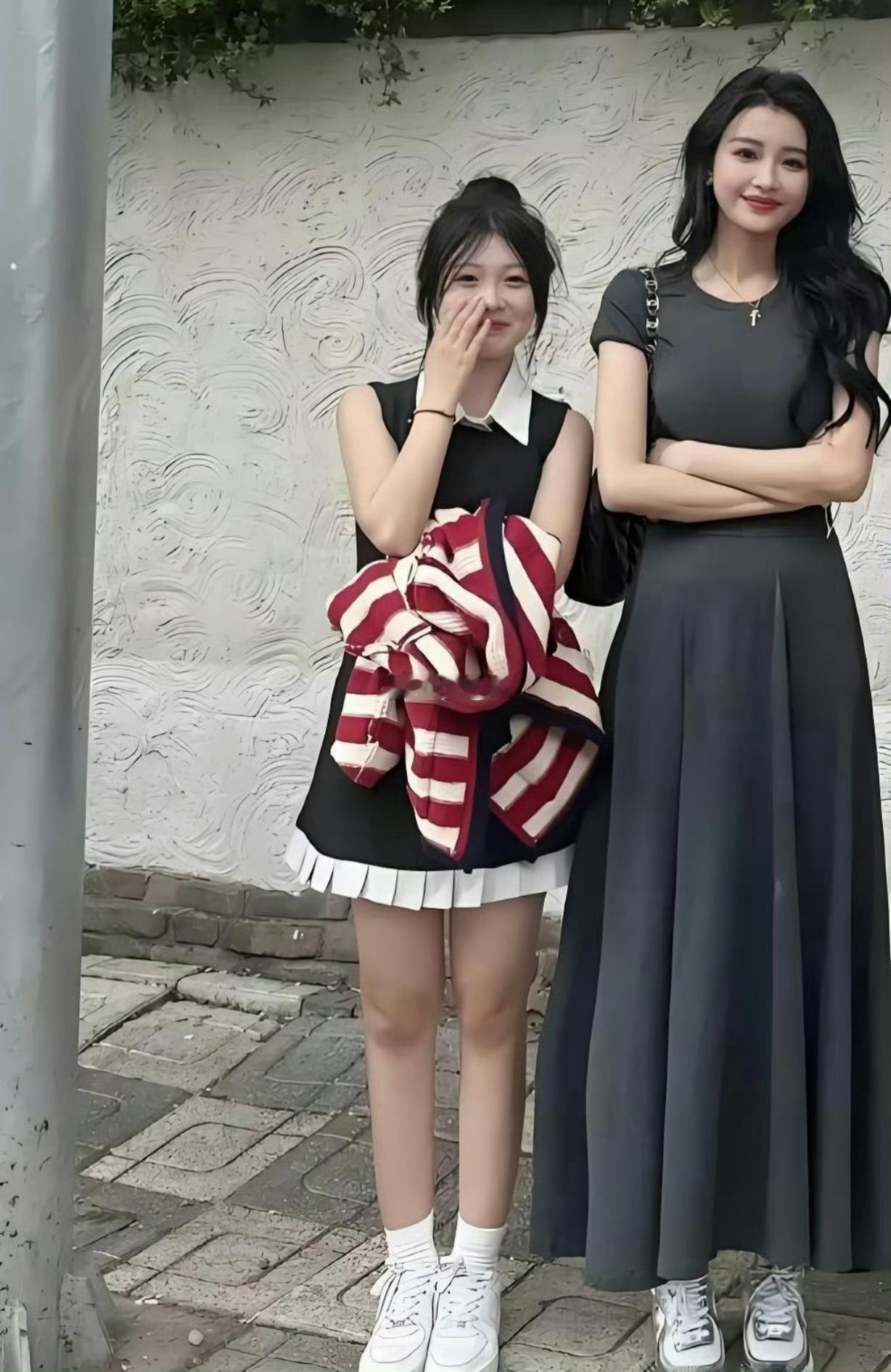 原以为孙怡是很娇小的一只，站在路人旁边却显得高挑 