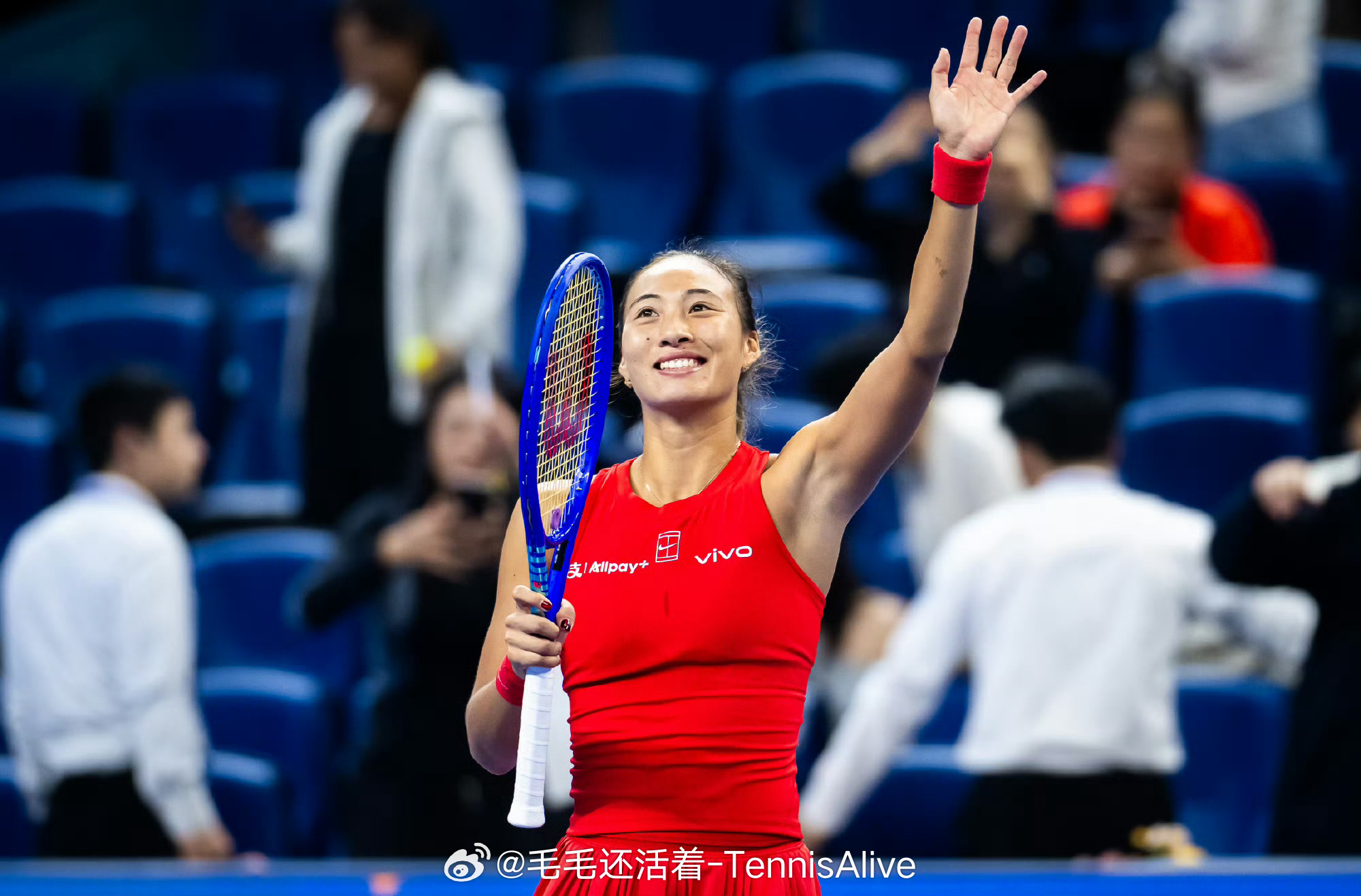 【郑钦文中网决赛晋级之路】• 首轮：7-6(6) 4-6 6-2 施晗231• 