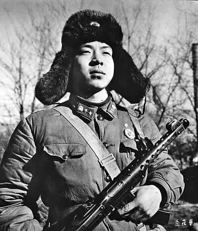 向雷锋同志学习，把有限的生命投入到无限的为人民服务中去。
“人的生命是有限的，但