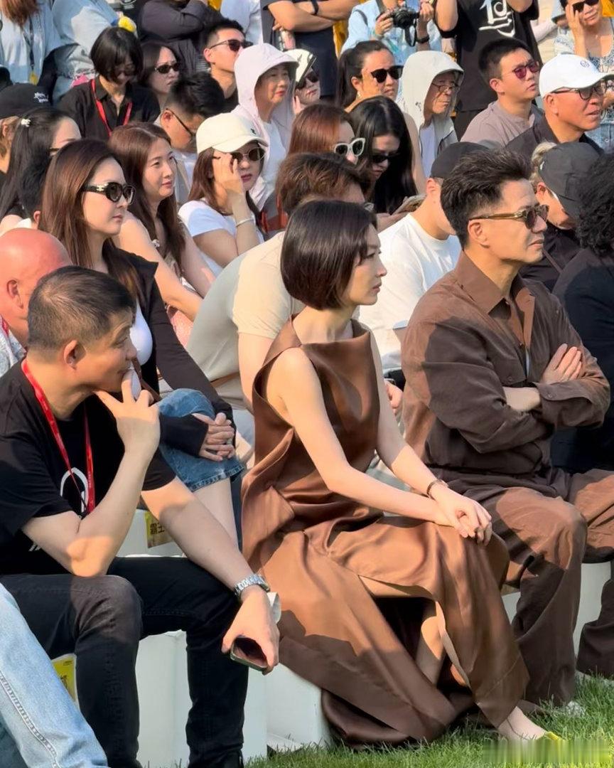 阿那亚偶遇段奕宏周冬雨段奕宏周冬雨亮相阿那亚，为戏剧节剧目开展筹备工作，实力演员