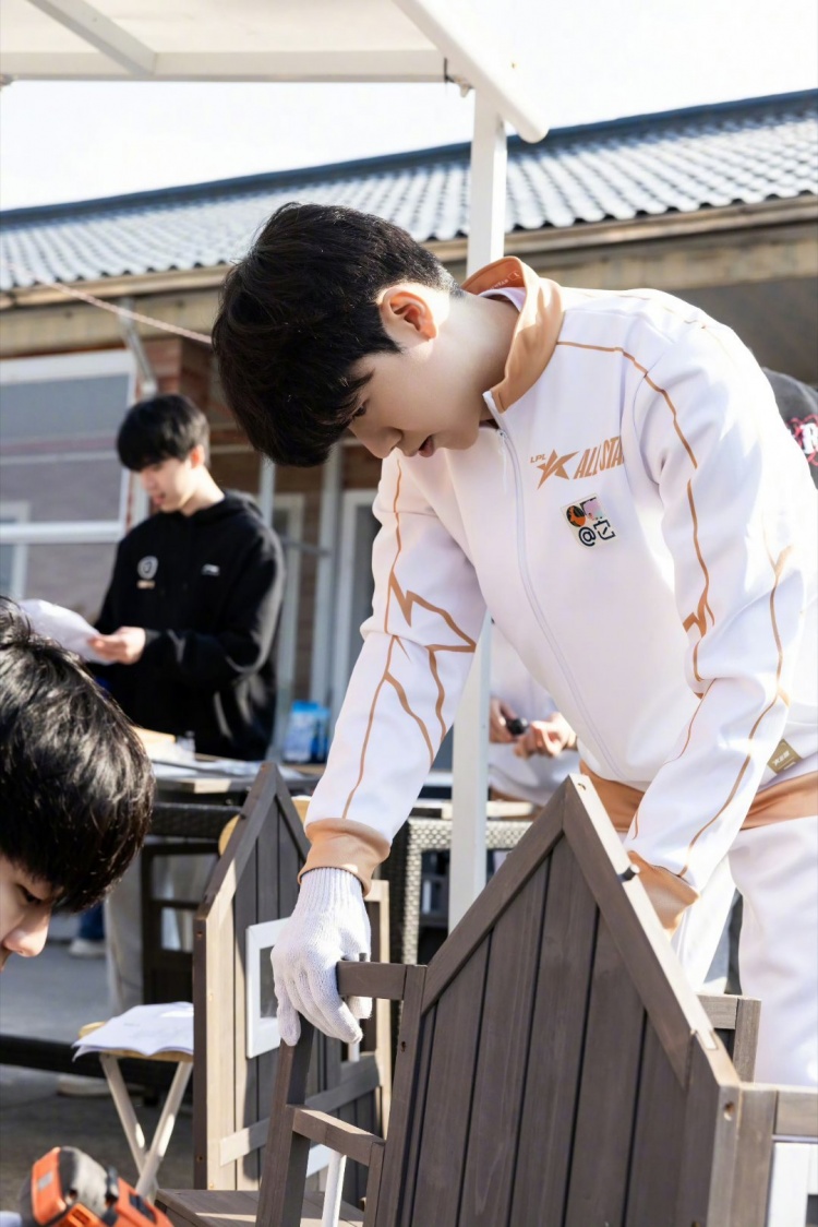 LPL选手分享返图：国际志愿者日，TheShy和Rookie一起搭猫屋