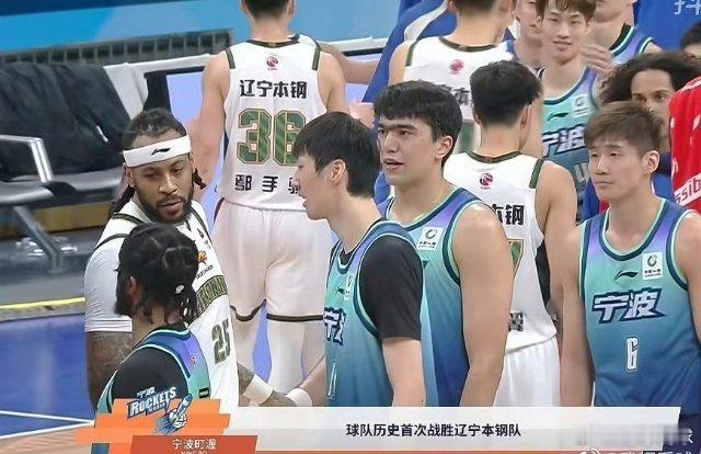 辽宁男篮又创尴尬纪录，队史第一次输给宁波男篮！赛后付豪笑得合不拢嘴，这状态实在让