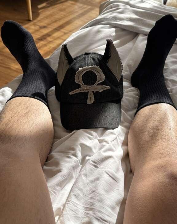 袜子的影藏妙用
黑袜配毛腿也很___掉毛主理人 黑袜 腿毛