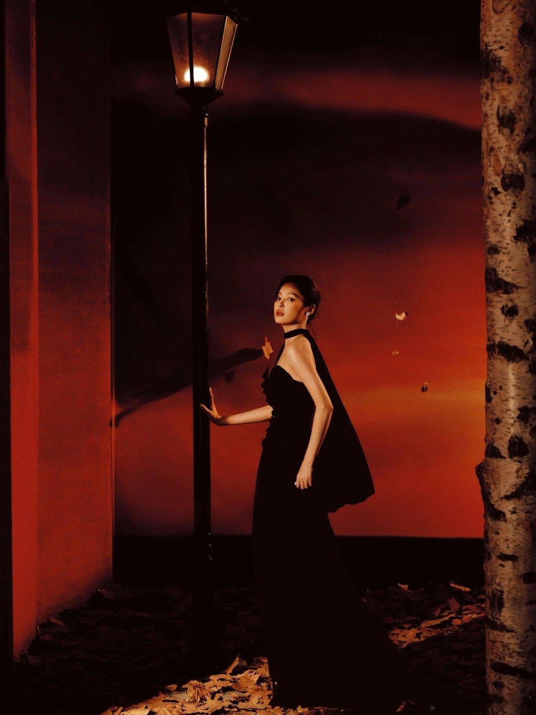 辛芷蕾微博之夜红毯造型，以Elie Saab 2025秋冬高定搭配CHANEL珠