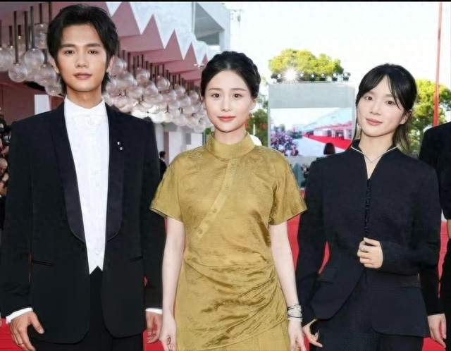 阿嬷剧组亮相威尼斯，王晓慧穿新中式温婉大方，王彦桐西装不合身