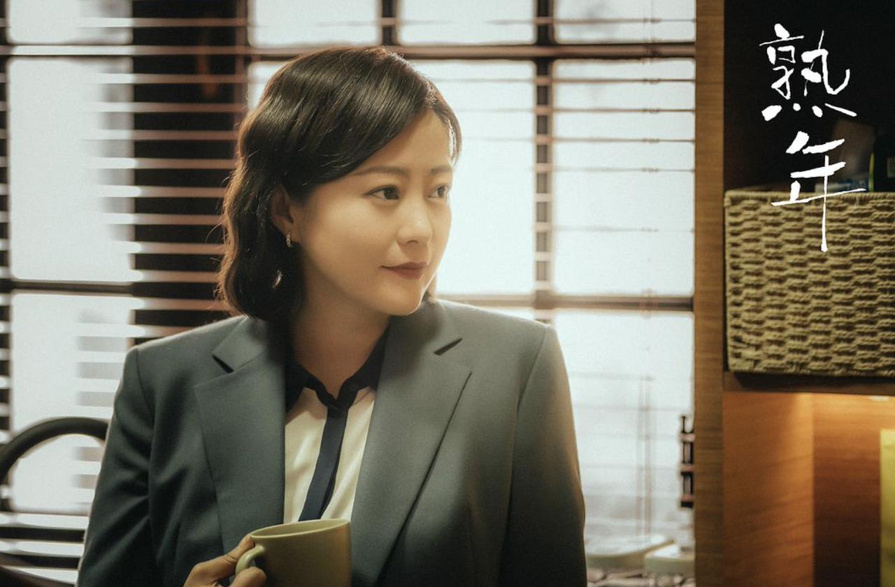 电视剧《熟年》改编自伊北同名小说，讲述的是关于倪家三代人之间亲情与养老的故事。
