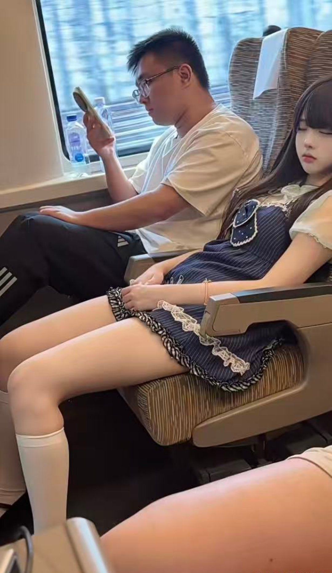 不知道这个大哥是不是真在玩手机！ 