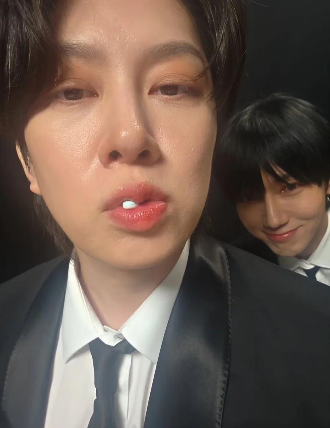 澈子哥和他的小小神，yesex和他的“希峰”
yesung