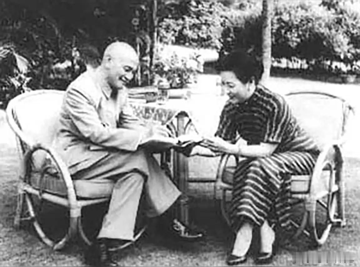 王铎：两个人看什么呢？