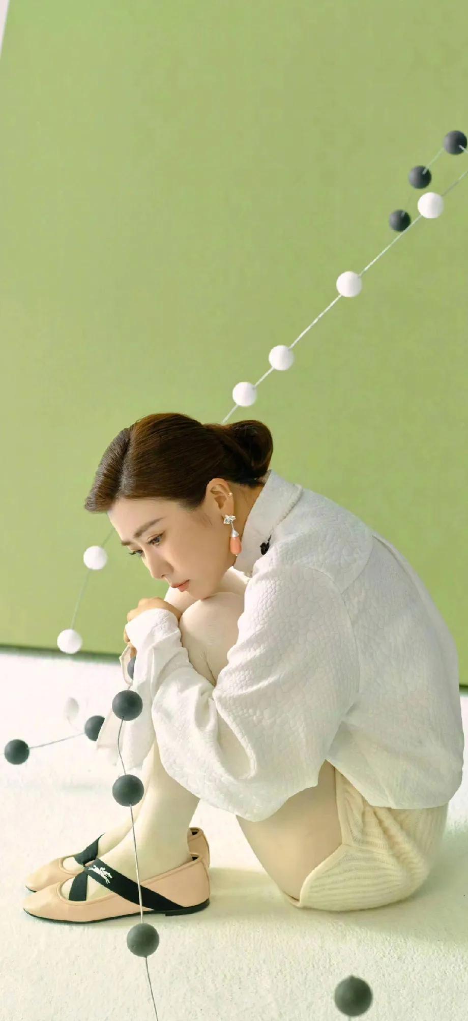#寻找热爱表达的你#福原爱拍摄乒乓球大片，缩在那里，小小的一只感觉好可爱啊。爱酱