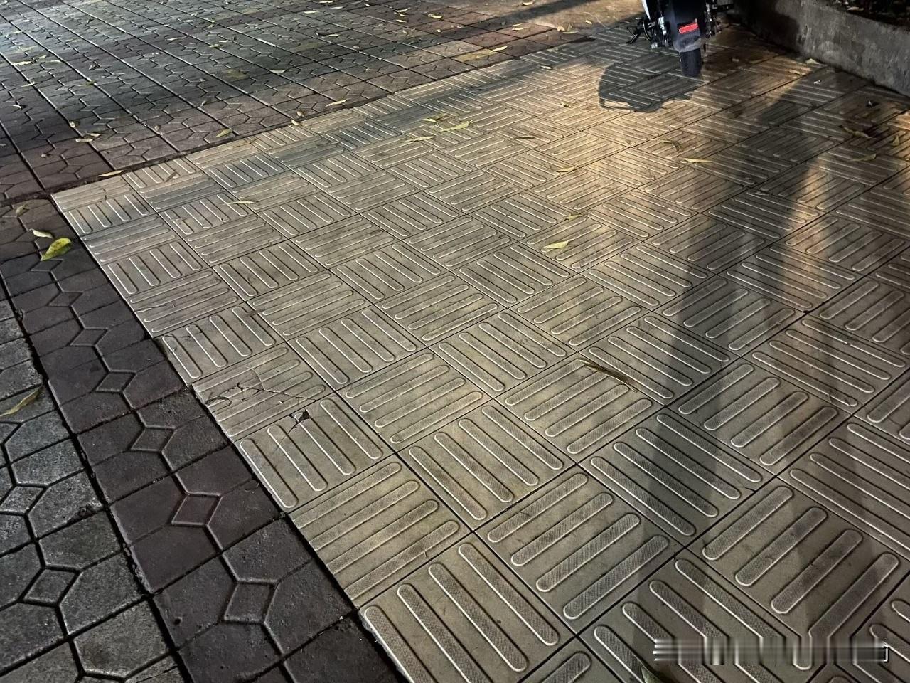 这是盲人舞池吗