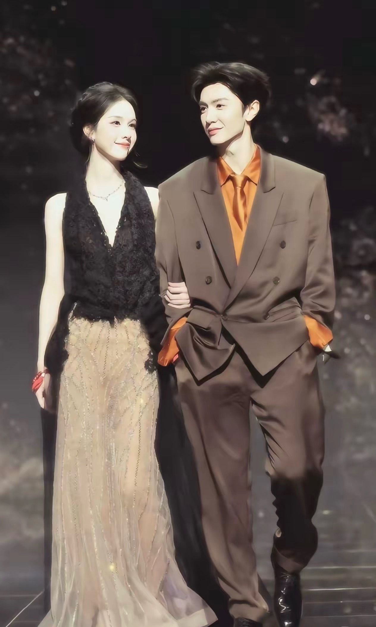 我朋友昨天在台下看到了陈都灵，她回来就说，以后别再说陈都灵是大美女了，你是不知道