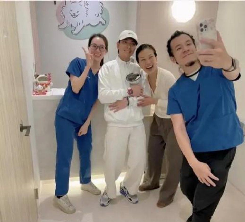 萧敬腾夫妻带宠物到医院，两人看起来没有年龄差距 
