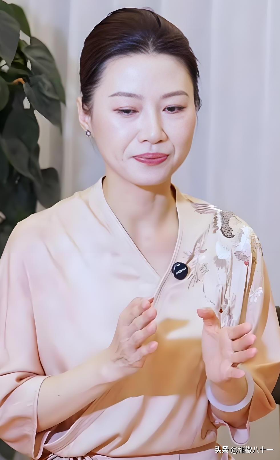 杨雨，

我敢说，

她称得上是最美博士生导师了，节目中她举止优雅端庄、谈吐春风