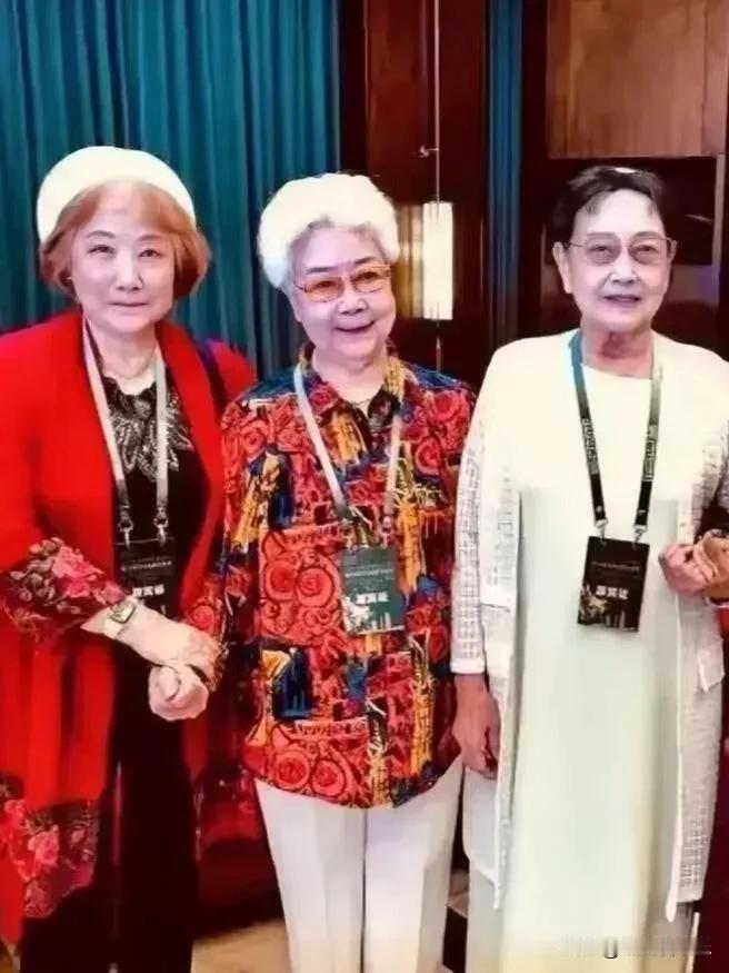 三位老艺术家同框，个个都精神抖擞，五六十年代，她们主演了《红色娘子军》《白毛女》