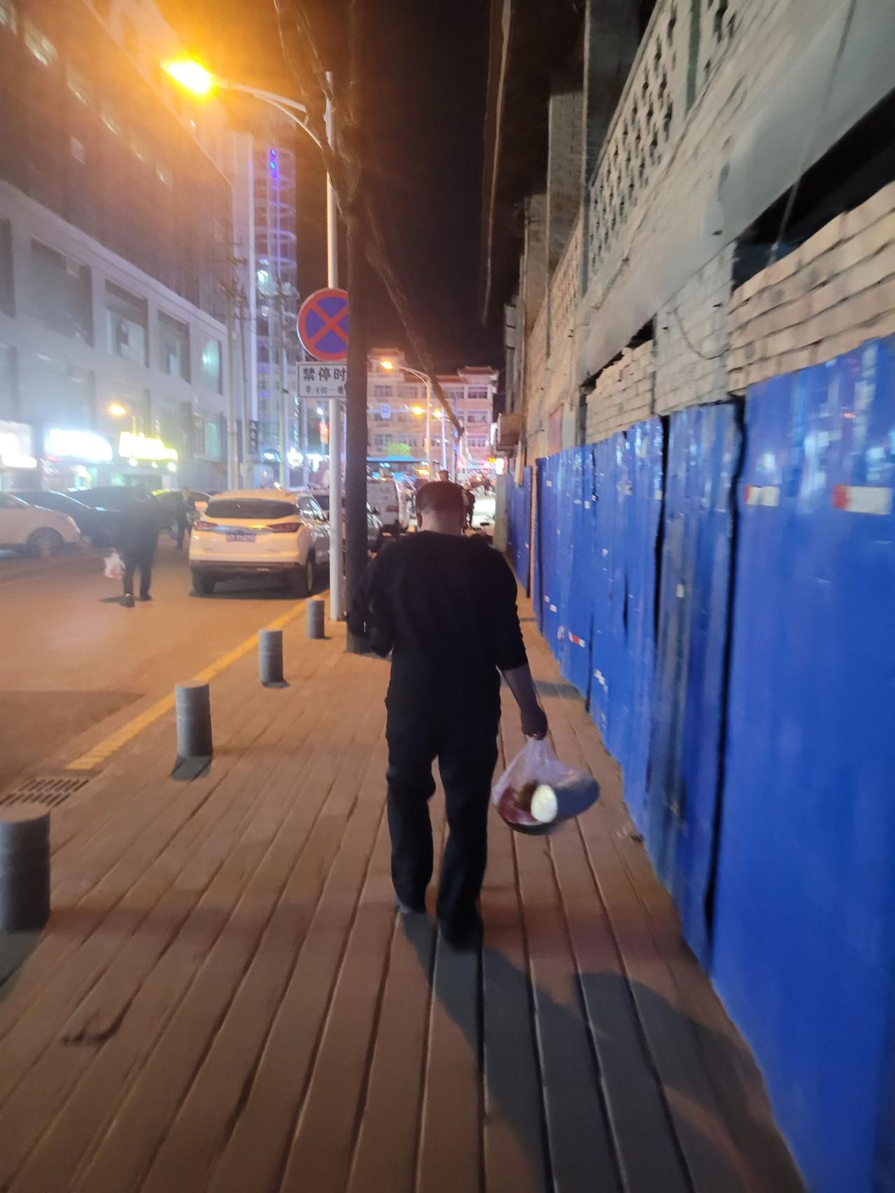 昨晚店快打烊了，一位穿着工地服的大叔进来，他点了饺子，我说19块钱半斤，大叔说：