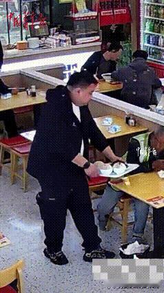 太感动了！安徽淮北，一老人取餐时不慎将餐盘摔落，一片狼藉不知如何是好时，店主见状