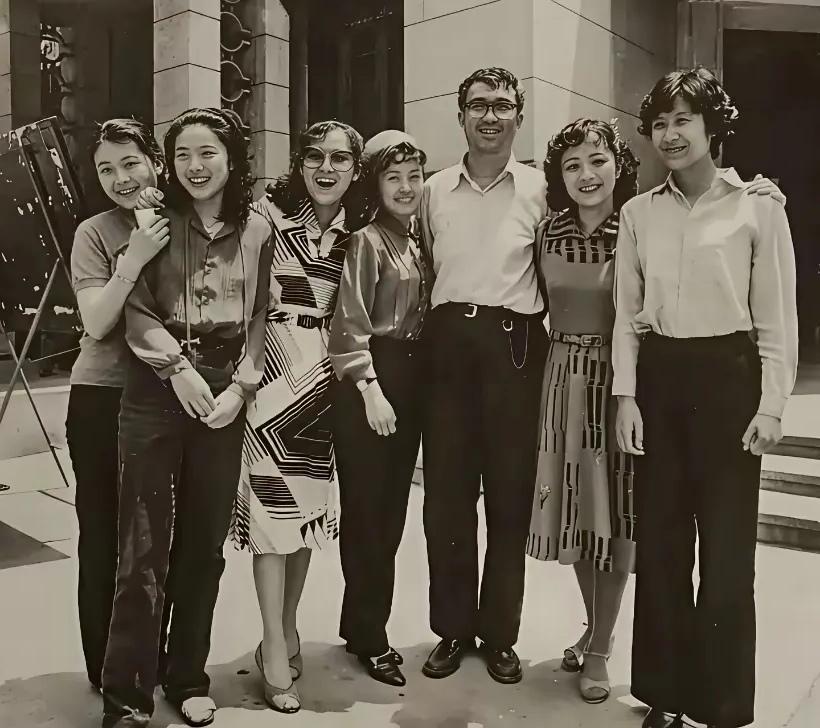 一群美女和谢晋导演在一起，这大概是她们人生最美好的时光。
      我认识苏小