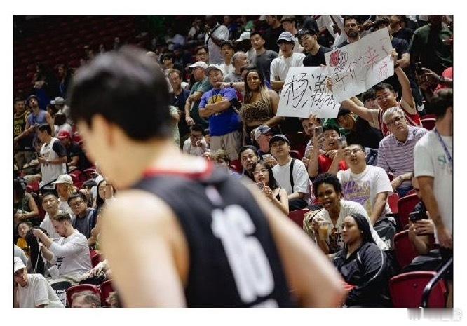 “杨瀚森加油”，声声呼喊刺破夜空，通过国际转播传回中国球迷的耳中。远隔重洋，同频