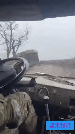 新时代钢铁洪流。前线某处，一名俄司机等待一队T80BVM 和BMP 3通过，稳稳