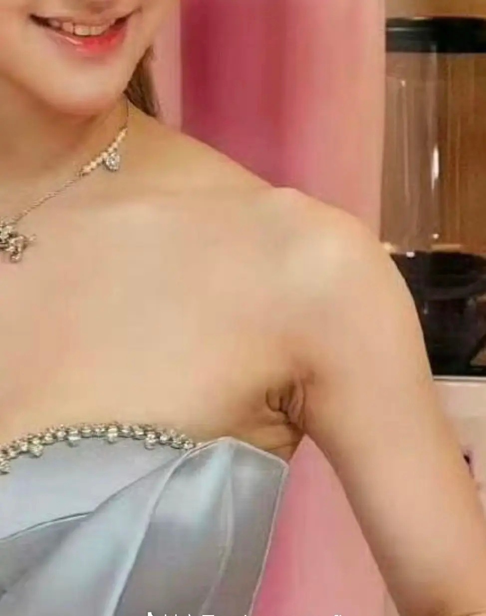 这是赵露思吧？她的胳肢窝咋这样？ 