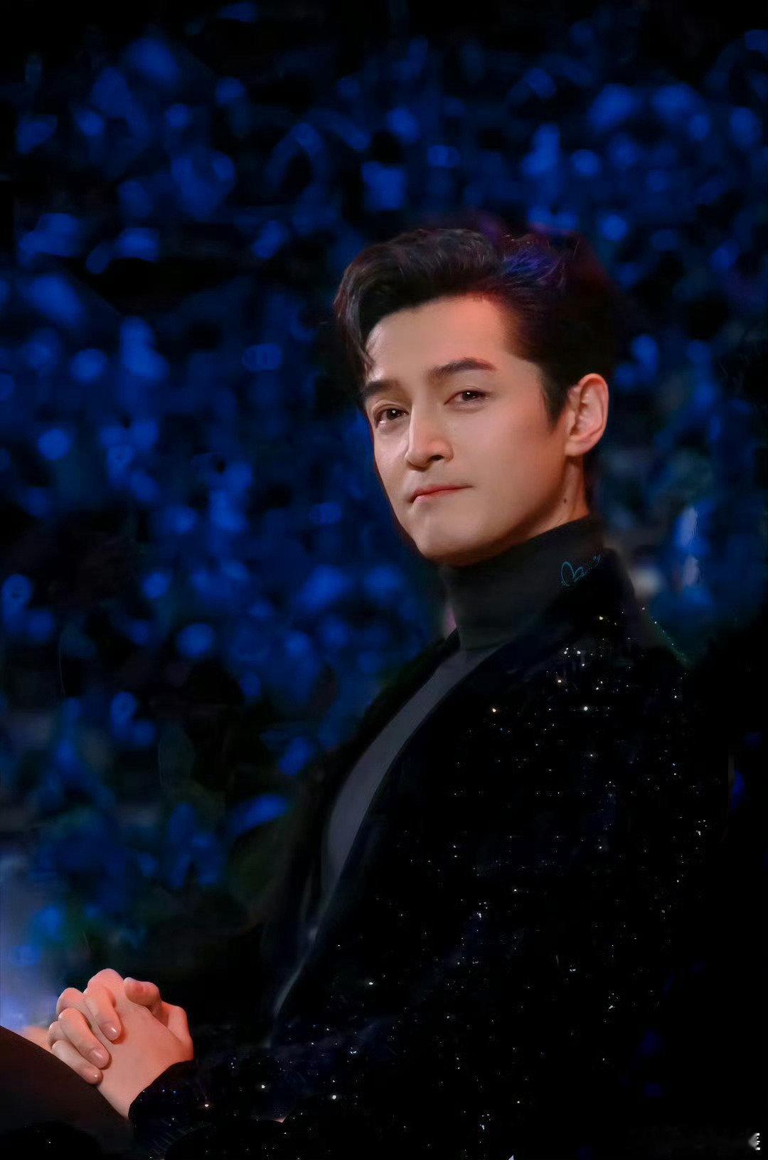 胡歌的两个十年之约   胡歌在演绎道路上面真的是不断的往前走的呀，并且他的两个十