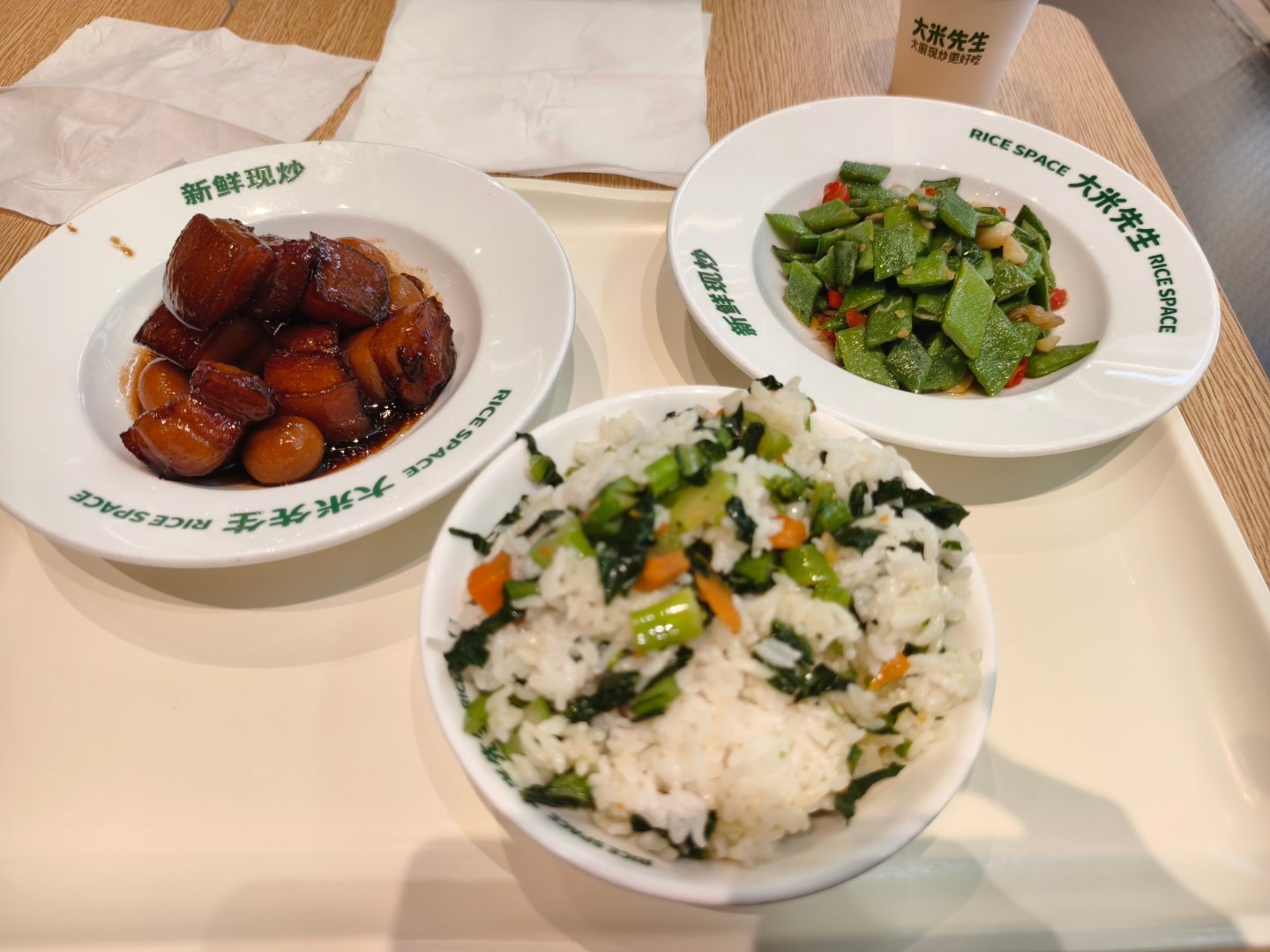 每天吃的东西：早上花胶炖的牛奶？然后面包牛油果吞拿鱼，晚上吃的大米先生（闲鱼充值