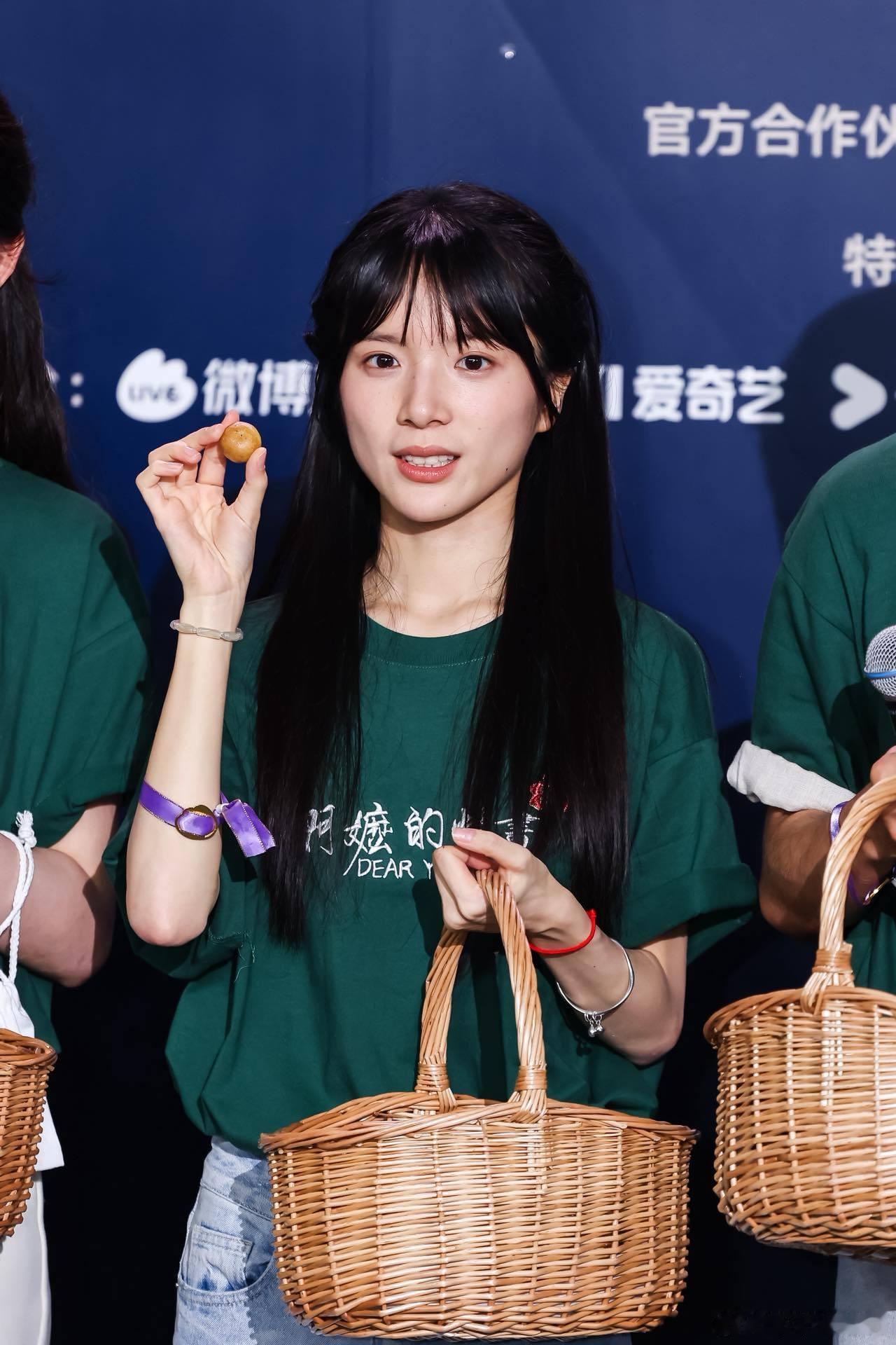 风都偏爱李思潼 李思潼跟着剧组《给阿嬷的情书》一起乘坐官方指定座驾智界 V9 到