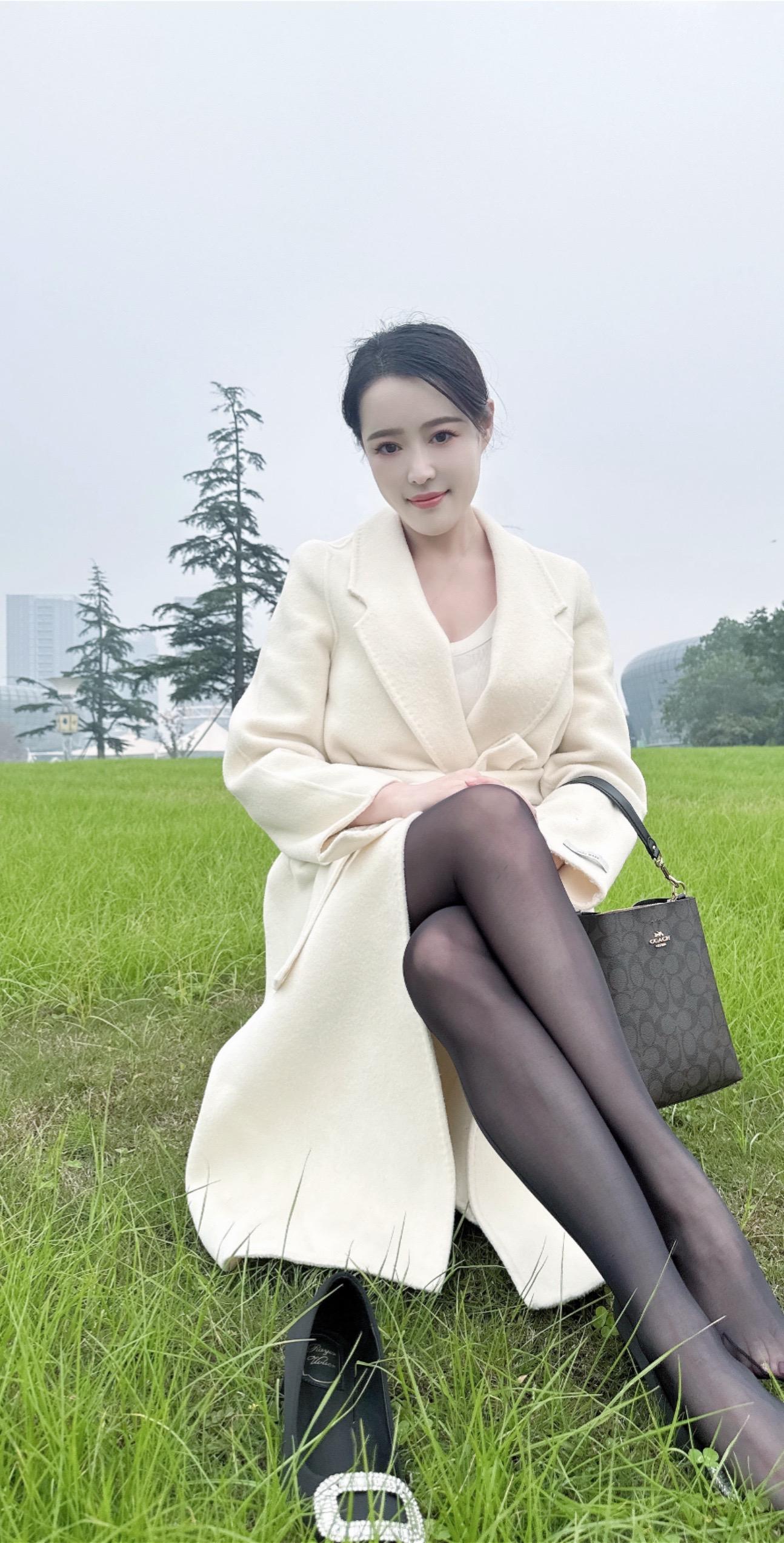 绿草如茵 白大衣配黑袜