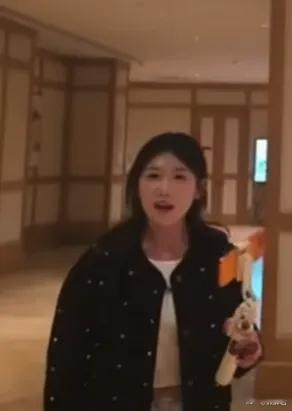 在直播中，鲷哥和女主播菜儿在聊到了发工资，菜儿说自己发了五位数，鲷哥说自己工资也