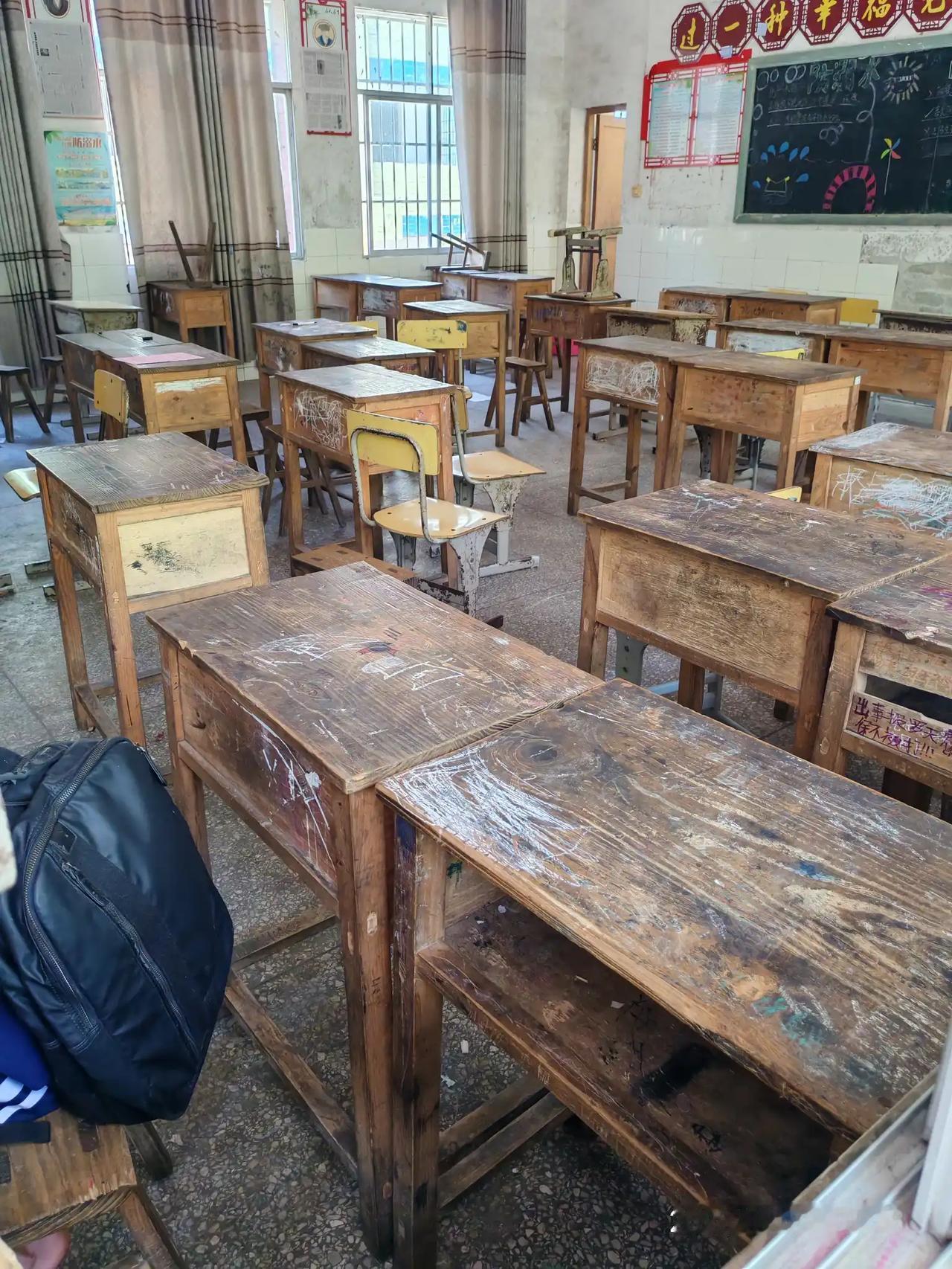 这是湖南永州一个普通乡镇，镇上唯一的一所中心小学，几十年前课桌依然在用，我们真的